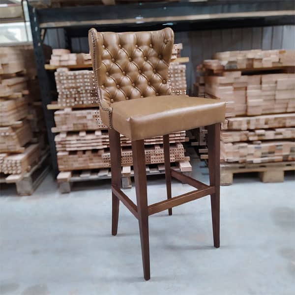 Banqueta Milla Capitonê com Tachas Estrutura Madeira Liptus Design Sustentável