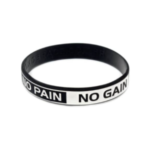 Pulseira de silicone com gravação em baixo relevo com cor