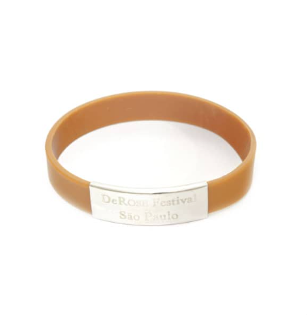 Pulseira de silicone com acabamento em metal